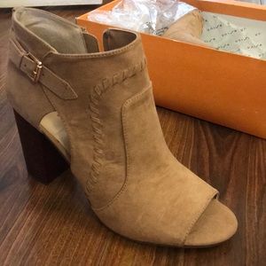 Unisa Unmalaniee Peep toe heeled suede booties NWT